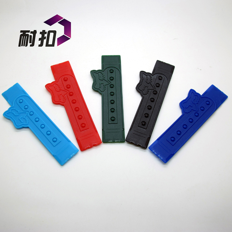 廠家大量現(xiàn)貨直銷(xiāo)東莞耐七孔排扣帽子配件支持定制logo